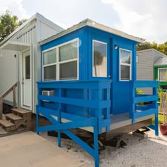 Tiny House Blue Lifeguard - pet friendly