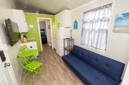 Tiny House Blue Lifeguard - pet friendly
