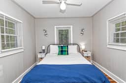 Camelback cottage - On One Acre and Pet Friendly