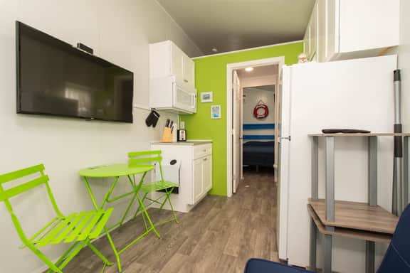 Tiny House Blue Lifeguard - pet friendly