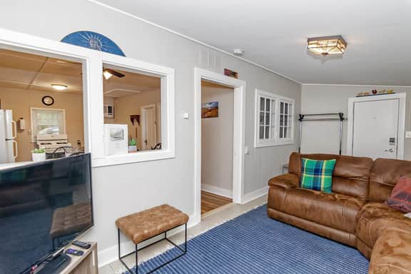 Camelback cottage - On One Acre and Pet Friendly