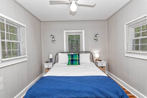 Camelback cottage - On One Acre and Pet Friendly