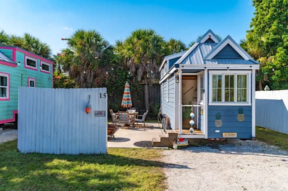 Tiny House Piña Colada- pet friendly