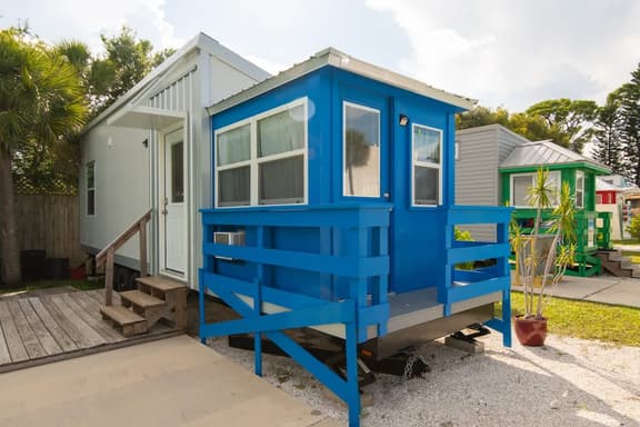 Tiny House Blue Lifeguard - pet friendly